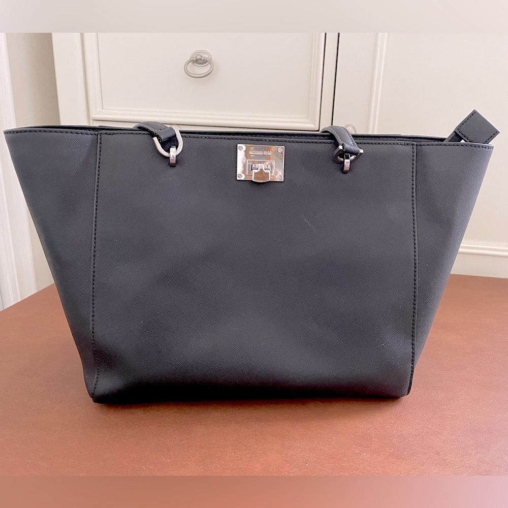 Michael Kors EUC saffiano leather shoulder tote bag in black with silver details